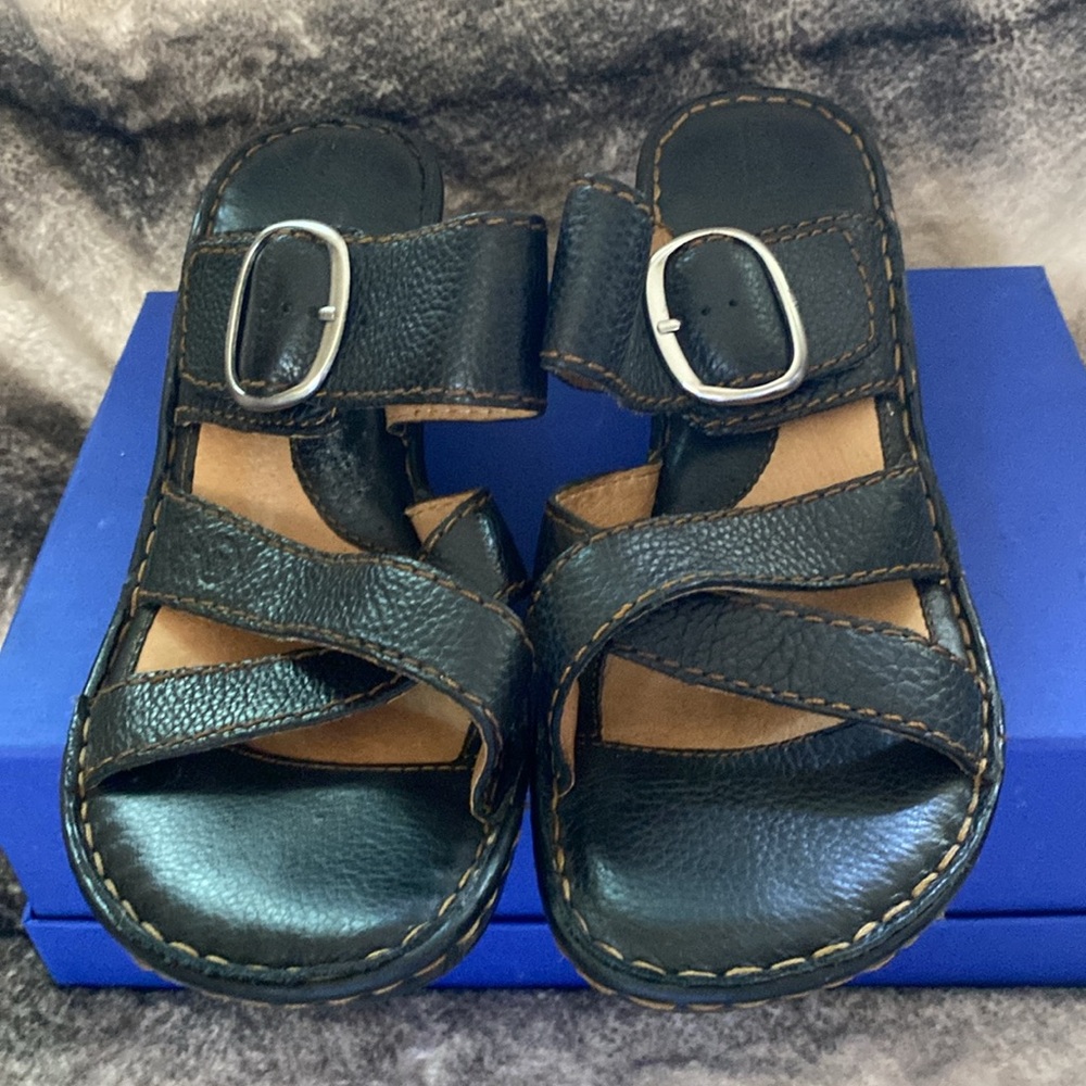 Born Leather Very Comfortable Platform Slides Nev… - image 1